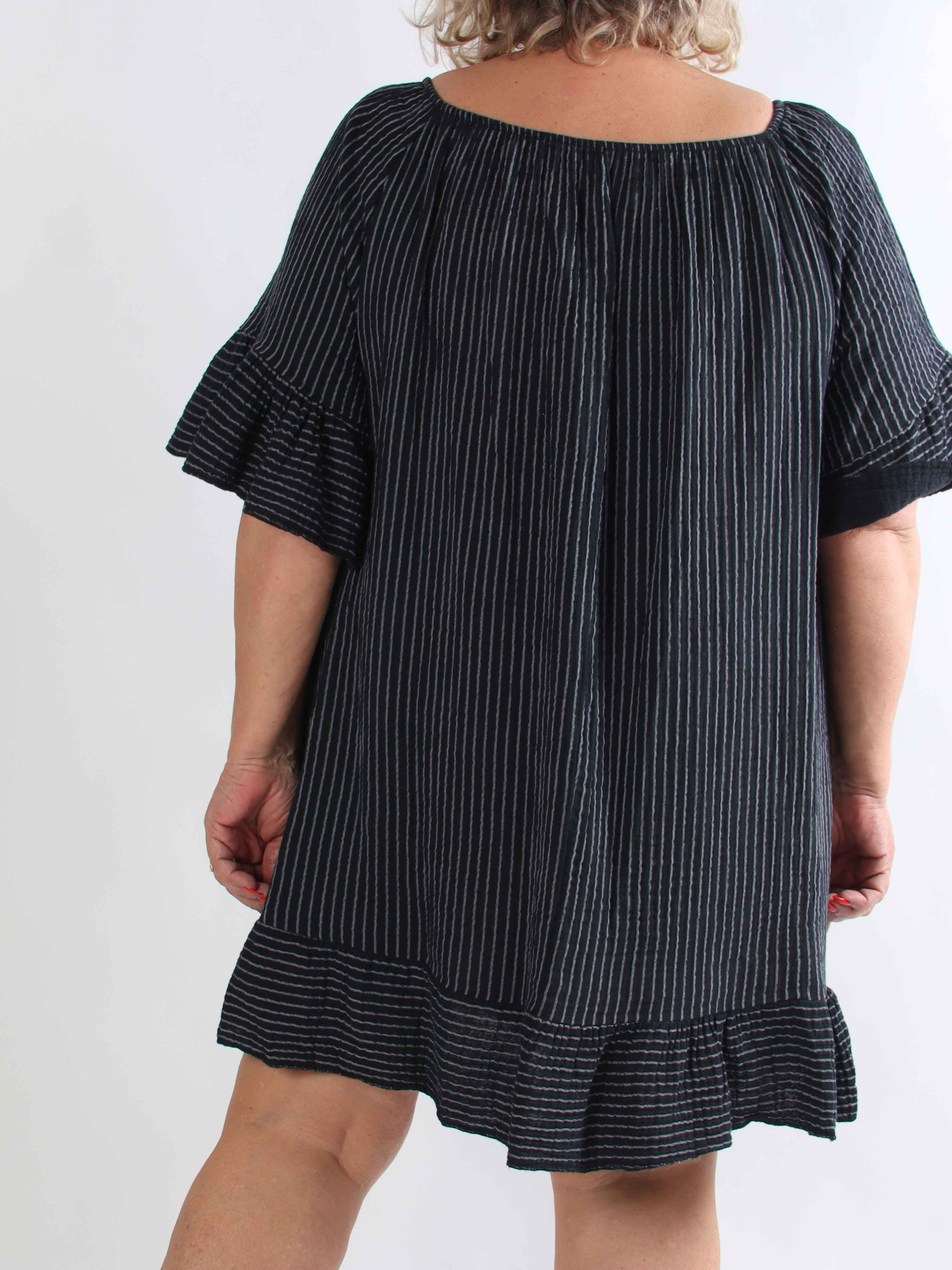 Olly - Blød stribet plus size bomuldskjole med flæsekanter